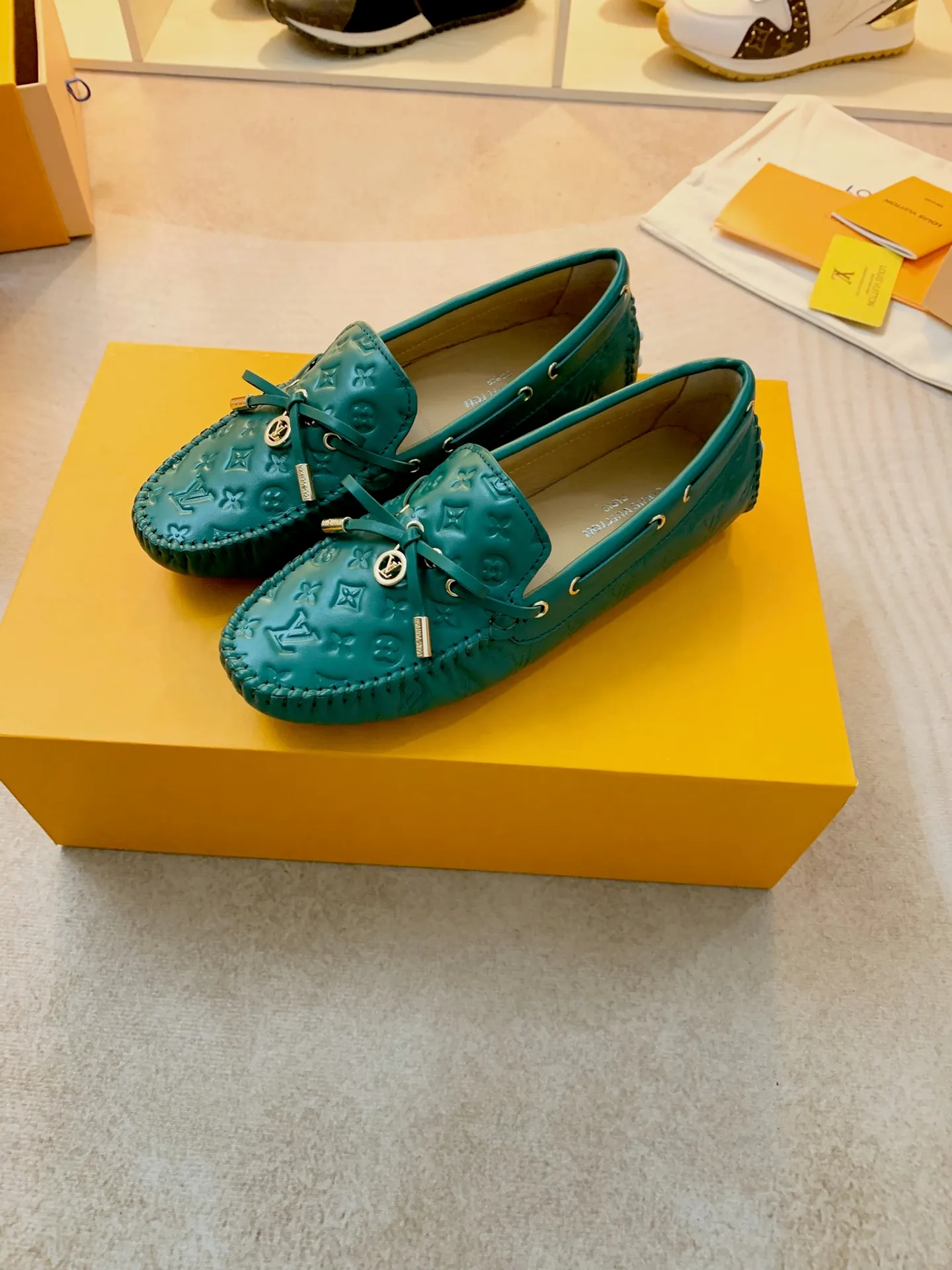 p460💰Couple model❤️🇫🇷 𝙇𝙤𝙪𝙞𝙨 𝙑𝙪𝙞𝙩𝙩𝙤𝙣 🇫🇷Louis Vuitton 2023 Classic𝓛𝓿 𝓣𝓻𝓪𝓲𝓷𝓮𝓻 Sports Series ➪➪➪¯ [Arizona Doudou Shoes Series] ▪️▪️▪️Arizona slip-on shoes are made of Monogram Eclipse canvas. Its hand-painted and dyed edges and hand-sewn uppers fully demonstrate Louis Vuitton's traditional shoemaking craftsmanship. This slip-on shoe is very lightweight. The integrated tongue and upper make it particularly comfortable and flexible. The soft outsole is equipped with rubber padding. Decorated with matching sash. Detailed features: ☑️Monogram Eclipse canvas ☑️Black Eclipse pattern ☑️Hand-painted shoe edges ☑️Hand-sewn uppers (each pair takes time to process) ☑️Integrated tongue and upper construction ☑️Outsole equipped with rubber lining ☑️size: 35_46
